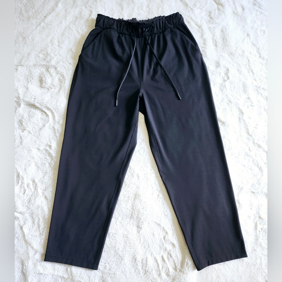 Lululemon Keep Moving Crop 23". Size 6. Black. With pockets. Stretchy - Picture 4 of 9